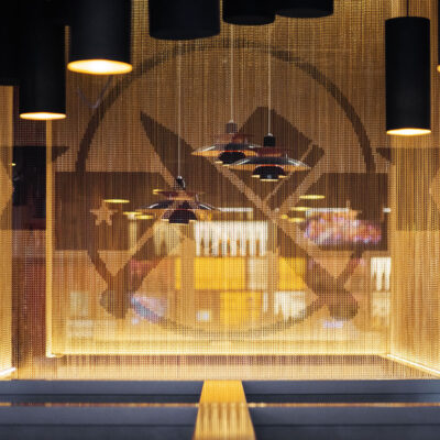 Goldvorhang mit Logo im Tony Roma´s Berlin