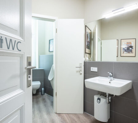 WC mit großem Vorraum
