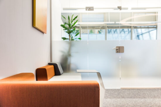 Sitzecke im Büro, geplant von raumdeuter, Innenarchitekt in Berlin