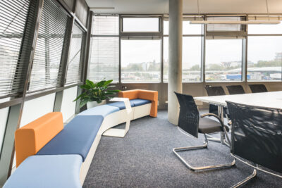 Loungemöblierung im Besprechungsraum, geplant von raumdeuter, Innenarchitekt in Berlin