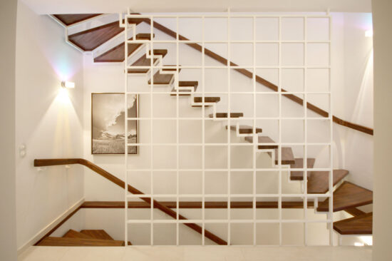 Treppe in Bungalow mit dunklem Holz, geplant von raumdeuter, Innenarchitekt in Berlin, Treppenhaus