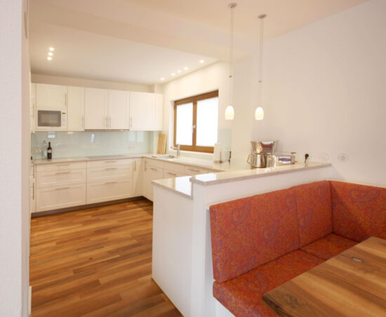 Küche und Sitzbank im Bungalow, geplant von raumdeuter, Innenarchitekt in Berlin