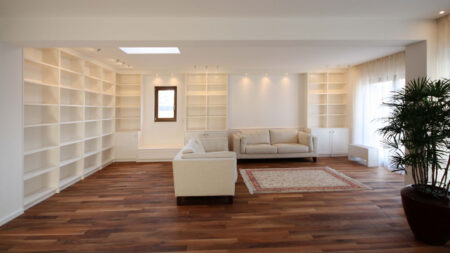 Wohbereich mit offener Bücherwand und Sofa, geplant von raumdeuter, Innenarchitekt in Berlin