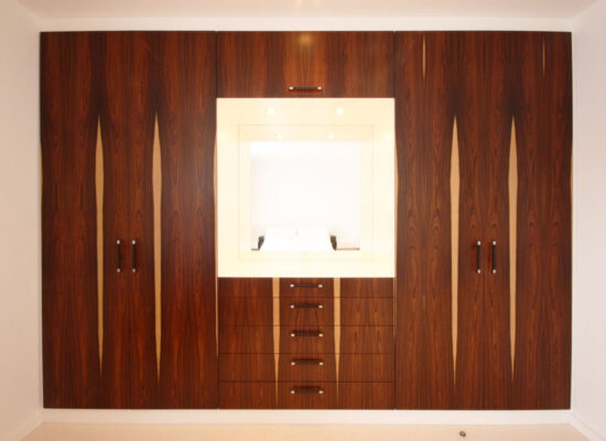 Kleiderschrank im Schlafzimmer mit auffälligem Funier, geplant von raumdeuter, Innenarchitekt in Berlin