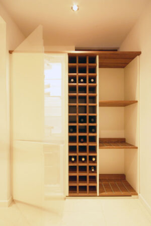 Weinregal und Kühlschrank, geplant von raumdeuter, Innenarchitekt in Berlin
