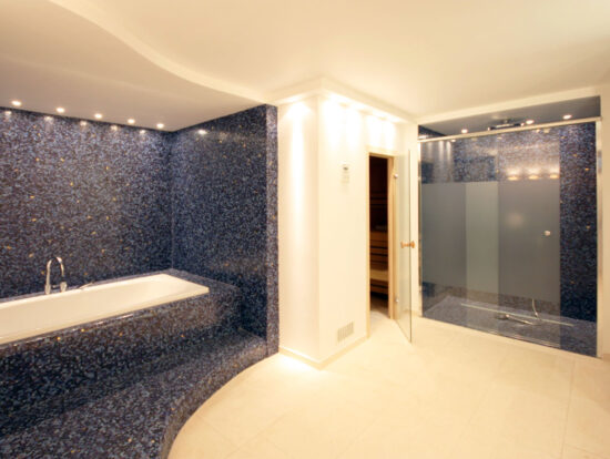 Saunabereich mit Dusche und Wanne, geplant von raumdeuter, Innenarchitekt in Berlin