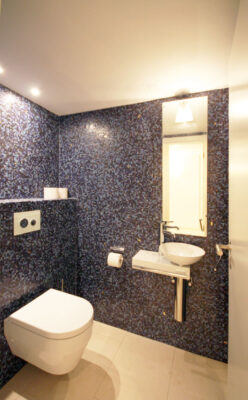 WC im Saunabereich mit Mosaikfliesen, geplant von raumdeuter, Innenarchitekt in Berlin