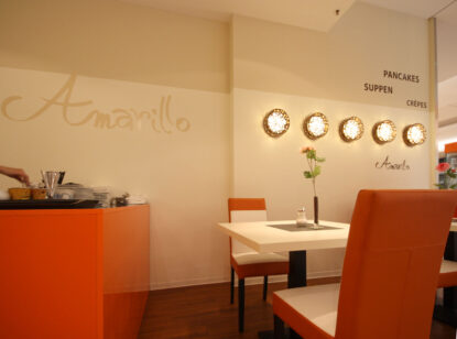 Wandgestaltung mit Schrift und Wandleuchten