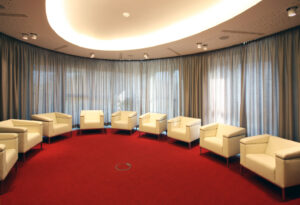 Konferenzraum mit Beleuchtung, geplant von raumdeuter, Innenarchitekt in Berlin