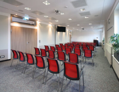 Seminar- und Vortragsraum mit Schiebewand, geplant von raumdeuter, Innenarchitekt in Berlin