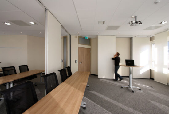 Seminarraum mit trennbarer Wand, Raumteiler, geplant von raumdeuter, Innenarchitekt in Berlin