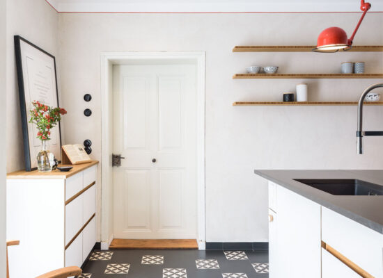 Eingang zur Küche mit Leuchte und Sideboard von Ihrem Innenarchitekt in Berlin - Brandenburg