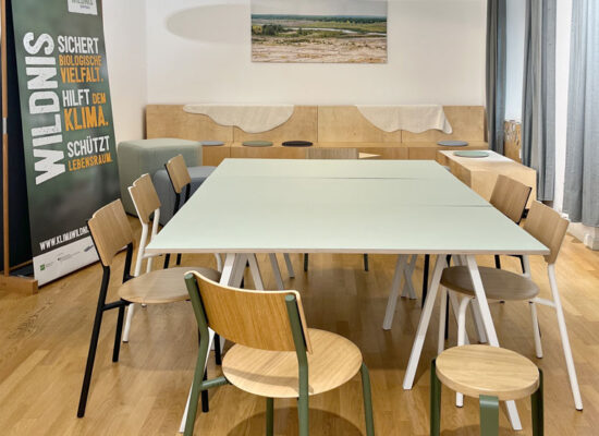 Konferenzraum und Workshop-Bereich. Die Tische sind beweglich, da nur aus Platten udn Tischböcken kombiniert. Kreislaufgerechte Stühle und Hocker aus hellem Holz und weißen, schwarzen und grünen Gestellen sind sortenrein trennbar.